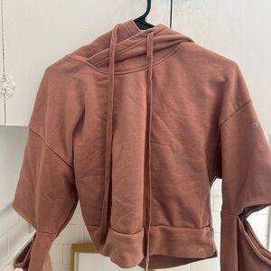 alo Peak Elbow Cut Out Crop Hoodie Sweatshirt